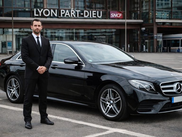 Chauffeur privé VTC accueillant un client à la gare de Lyon Part-Dieu